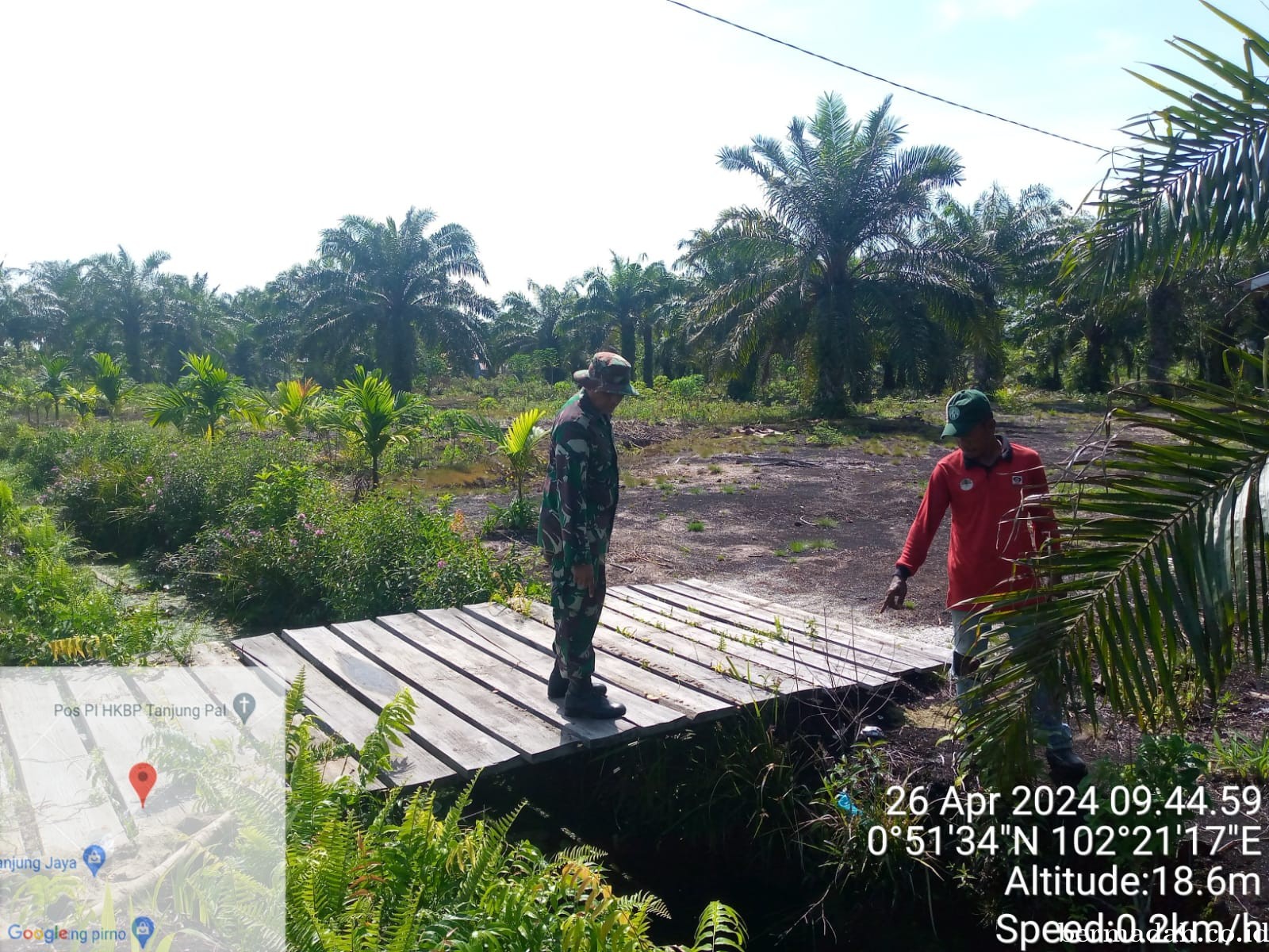 Penanggulangan Karhutla di Wilayah Koramil 02/Sungai Apit hari Jumat 26 April
