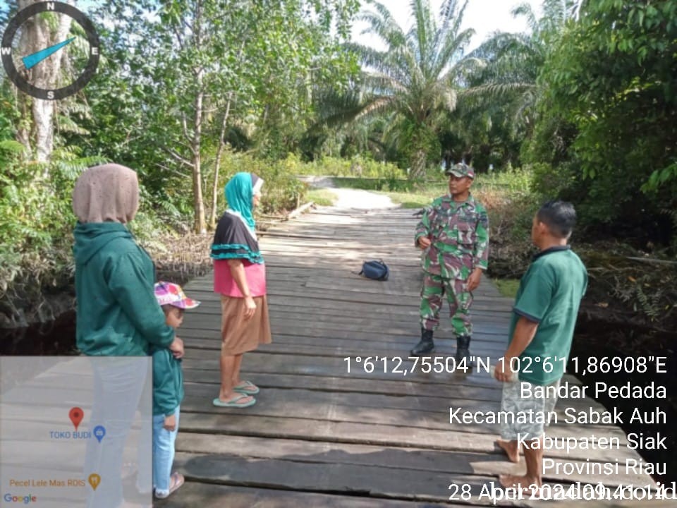Minggu 28 April 2024 Babinsa Koramil 06/PWK Sabak Auh komsos di Kampung Bandar Pedada