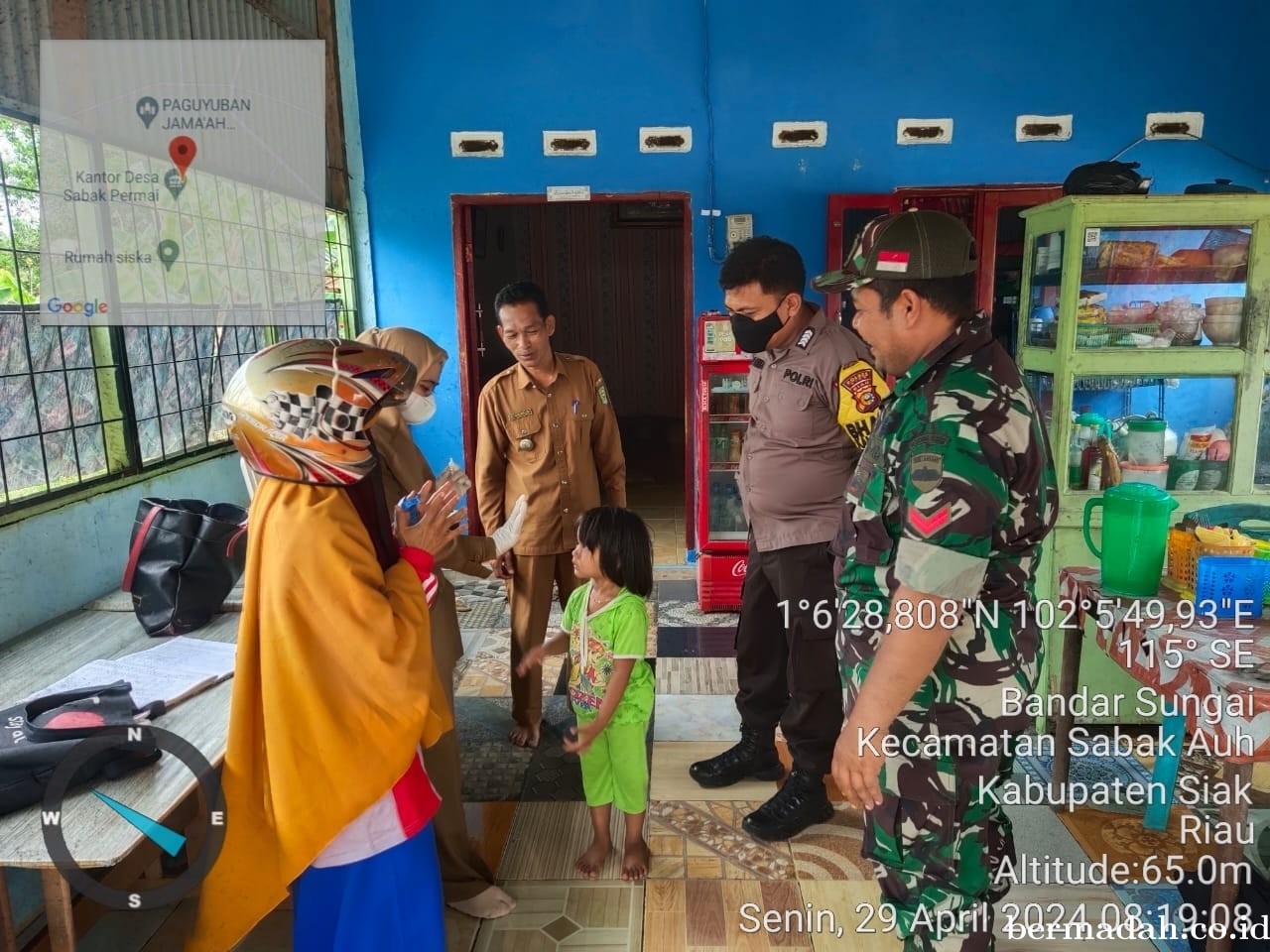 Senin 29 April, Anggota Koramil 06/Pwk Sabak Auh Laksanakan pengecekan anak stunting