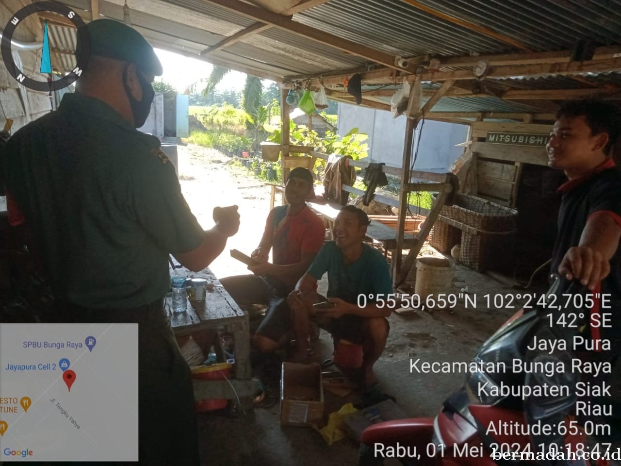 Rabu 1 Mei 2024 Babinsa Koramil 06/ PWK Sabak Auh komsos di Kampung Jayapura