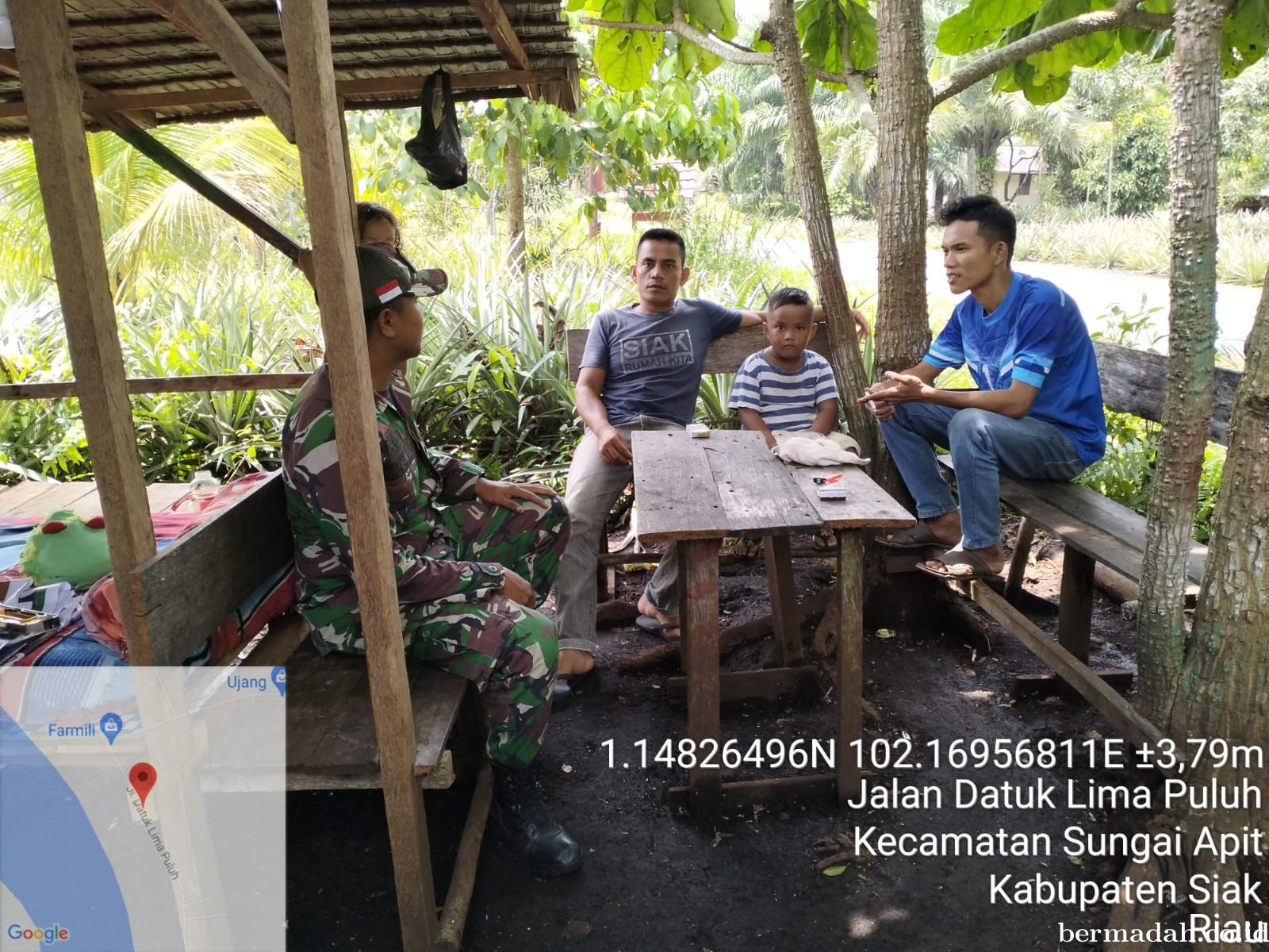 Rabu 1 Mei, Babinsa Koramil 02/Sungai Apit Komsos bersama masyarakat Kelurahan Sungai Apit