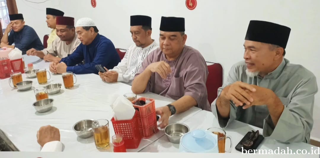 Usai Sholat Subuh Berjamaah, Balon Gubri Edy Natar Sarapan Pagi Bersama Konco