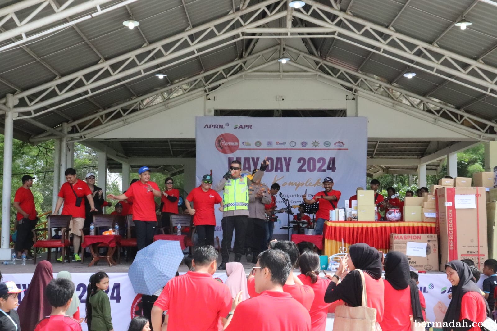 Pastikan Peringatan May Day Aman, Kapolres Pelalawan Hibur Para Buruh