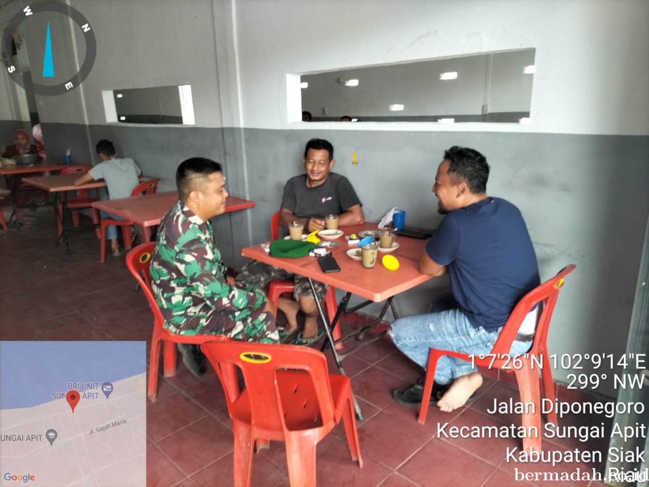 Sabtu 4 Mei, Babinsa Koramil 02/Sungai Apit Komsos bersama masyarakat Kelurahan Sungai Apit