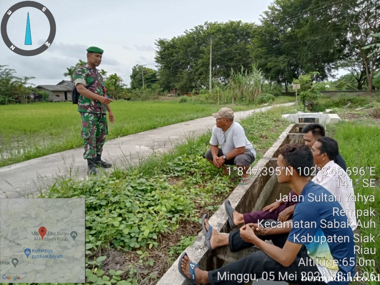 Minggu 5 Mei, Babinsa Koramil 06/PWK Sabak Auh Komsos di Kampung Rempak