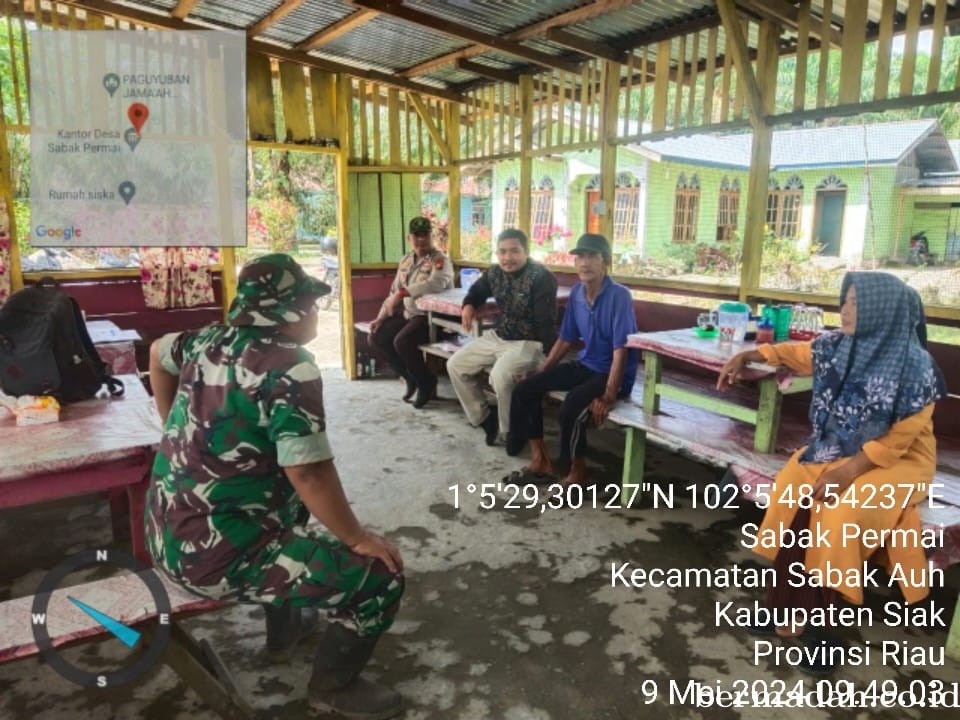 Kamis 9 Mei, Babinsa Koramil 06/PWK Sabak Auh komsos di Kampung Sabak Permai