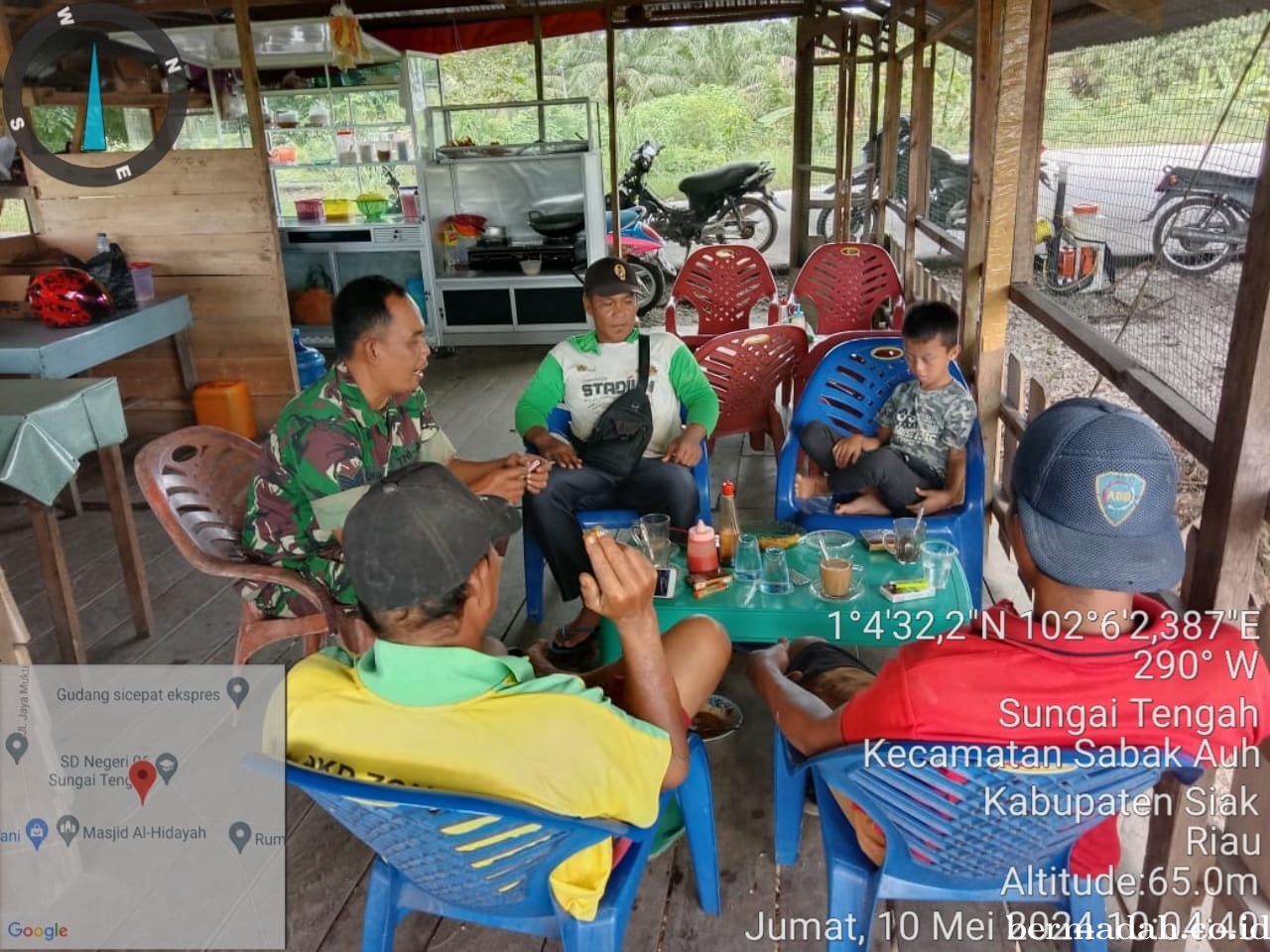 Jumat 10 Mei 2024 Babinsa Koramil 06/PWK Sabak Auh komsos di Kampung Sungai Tengah