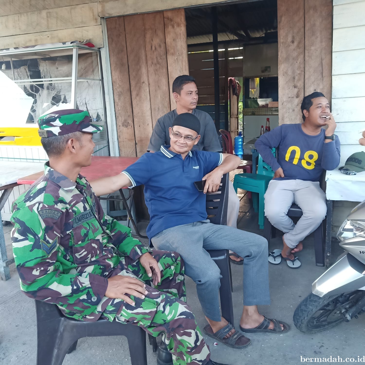 Jumat 10 Mei, Babinsa Koramil 02/Sungai Apit Komsos di kampung Tanjung Kuras