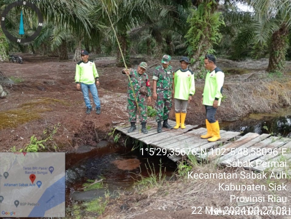 Penanggulangan Karhutla di lintas Wilayah Koramil 06/PWK Sabak Auh pada hari Rabu tanggal 22 Mei