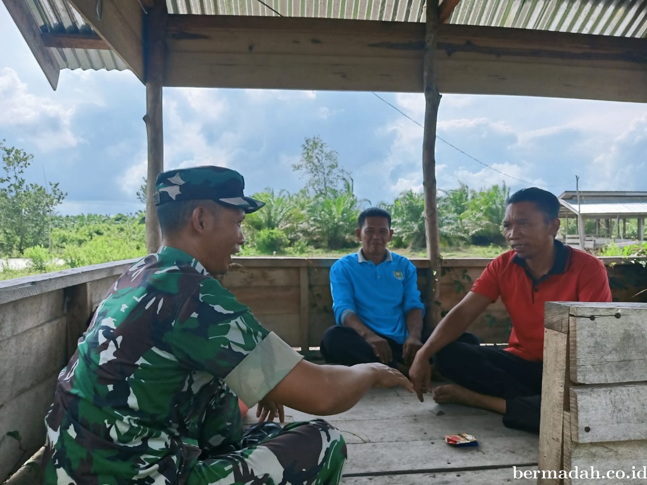 Sabtu 9 Juni, Babinsa Koramil 02/Sungai Apit Komsos bersama masyarakat Kampung Teluk Batil