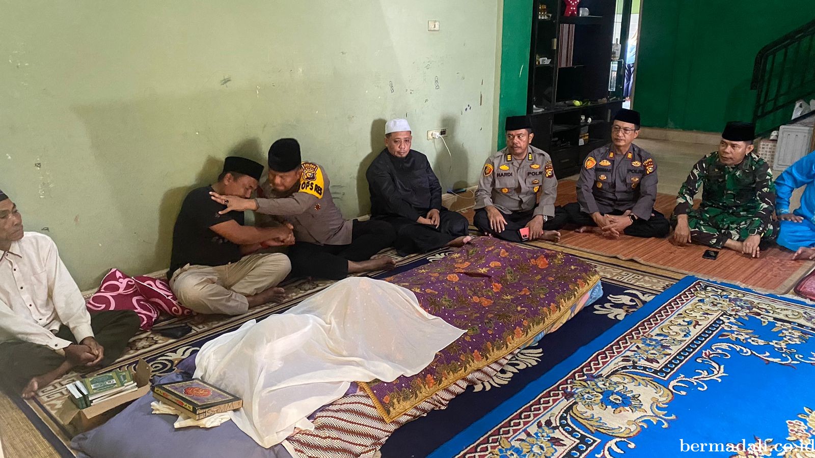 Kapolres Pelalawan Sambangi Duka Tokoh Masyarakat, Pererat Silaturahmi dengan Warga