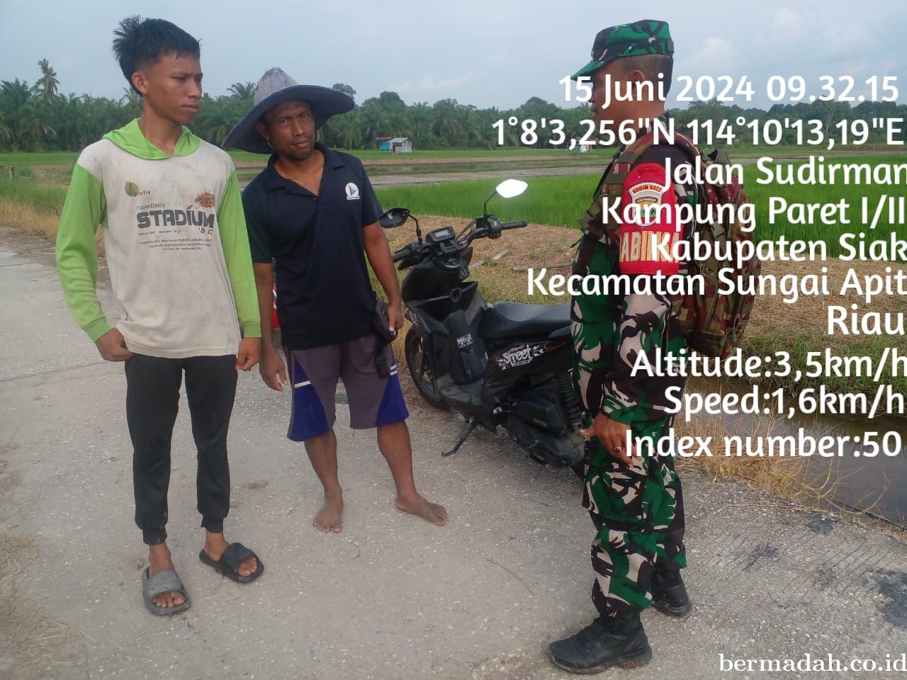 Sabtu 15 Juni, Babinsa Koramil 02/Sungai Apit Komsos bersama masyarakat Kampung Paret 1/2