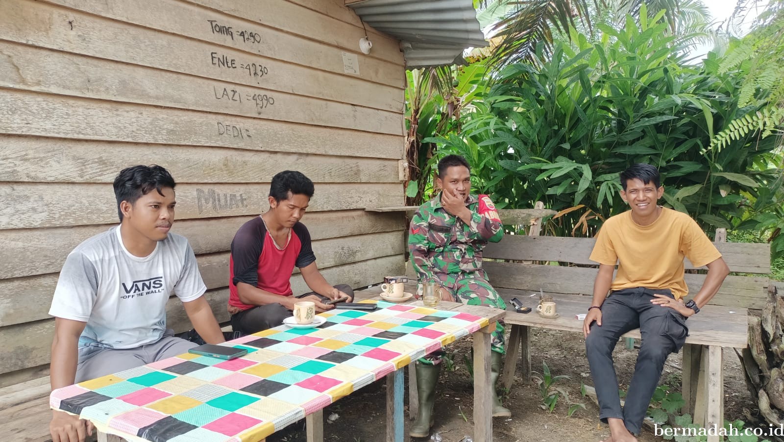 Selasa 18 Juni, Babinsa Koramil 02/Sungai Apit Kodim 0322/Siak Komsos di kampung Pebadaran
