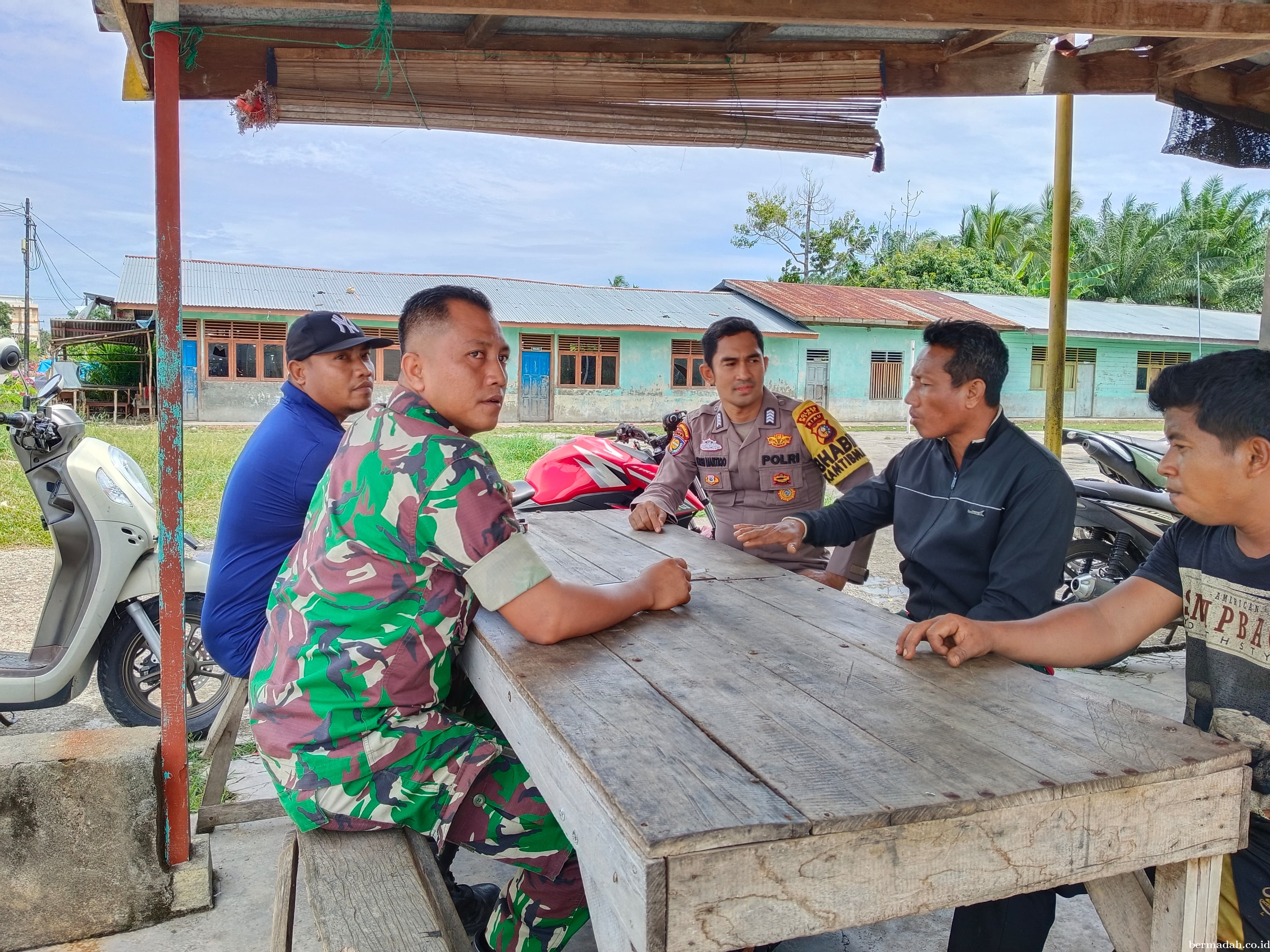 Sabtu 22 Juni, Babinsa Koramil 02/Sungai Apit Komsos di Kelurahan Sungai Apit