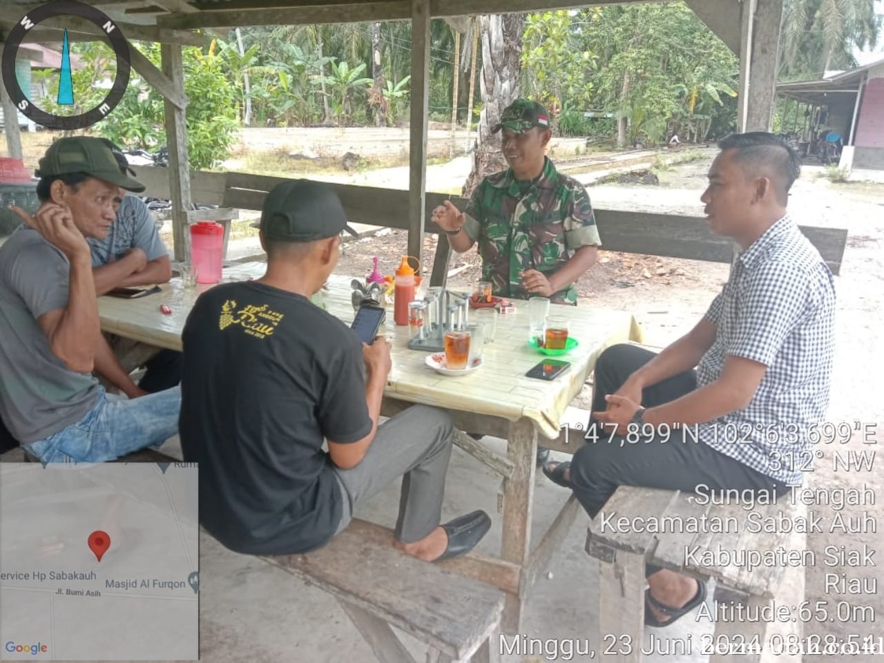 Minggu 23 Juni, Babinsa Koramil 06/ PWK Sabak Auh Komsos di Kampung Sungai Tengah