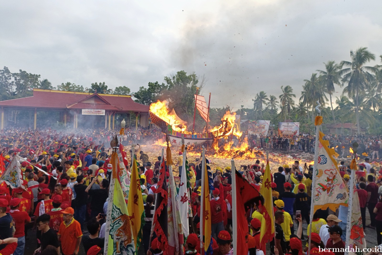 Dukung Sektor Pariwisata, PLN Hadirkan Listrik Andal Sukseskan Festival Bakar Tongkang di Riau