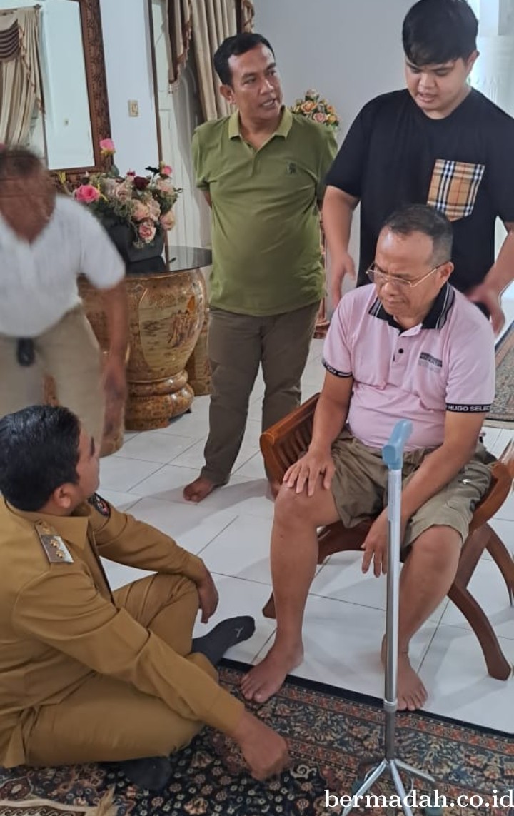 Wakil Bupati Nasarudin Kunjungi Kepala DKPTPH Berikan Semangat dan Doa Kesembuhan