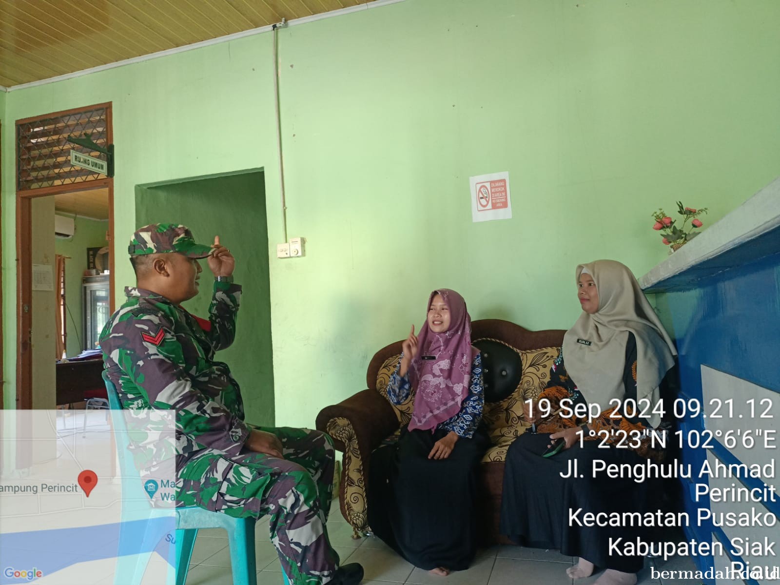 Kamis 19 September, Babinsa Koramil 02/Sungai Apit komsos di Kampung perincit