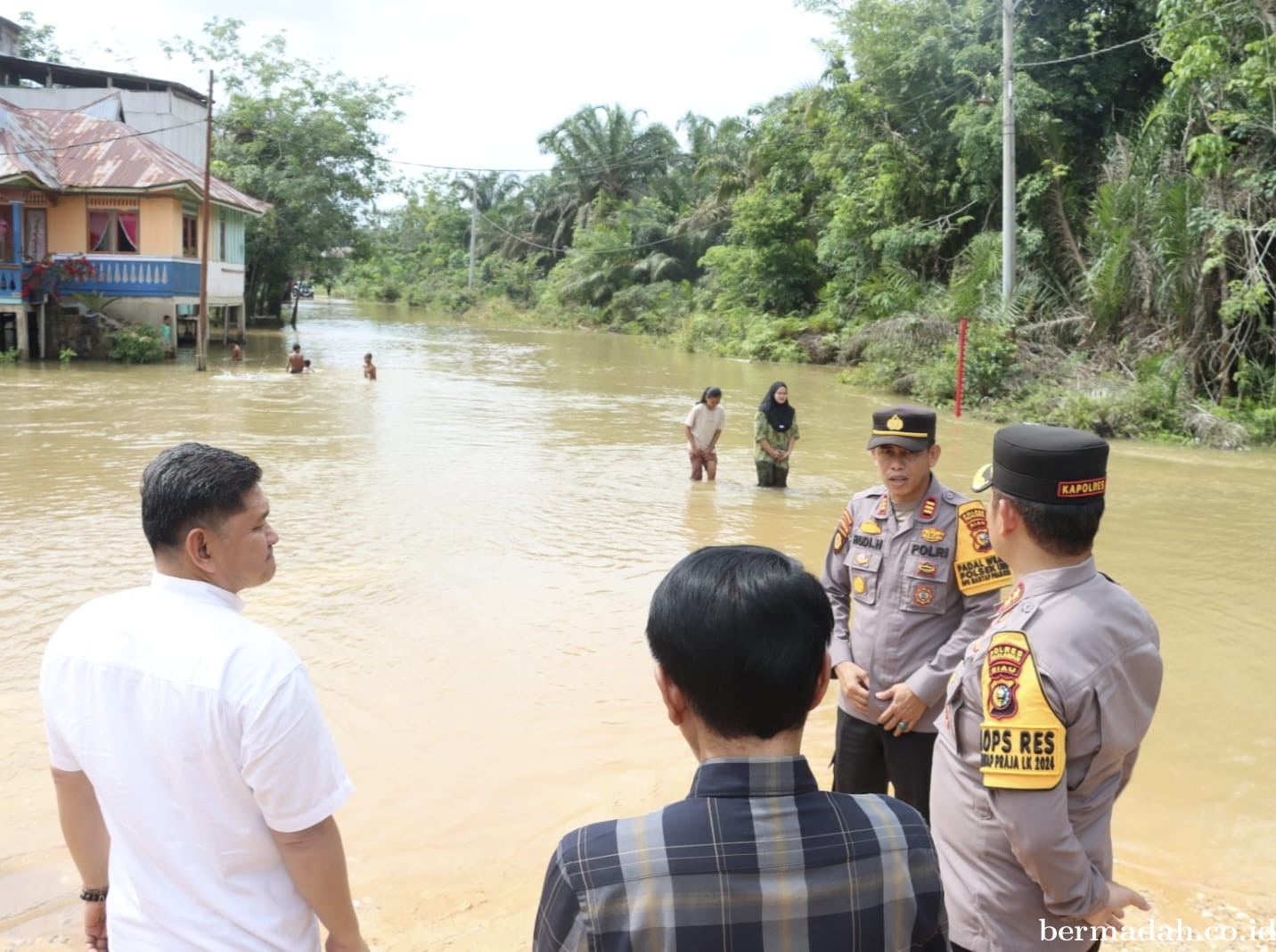 Kapolres Tinjau Banjir Sungai Nilo, Berikan Bantuan Sembako kepada Warga Terdampak Banjir