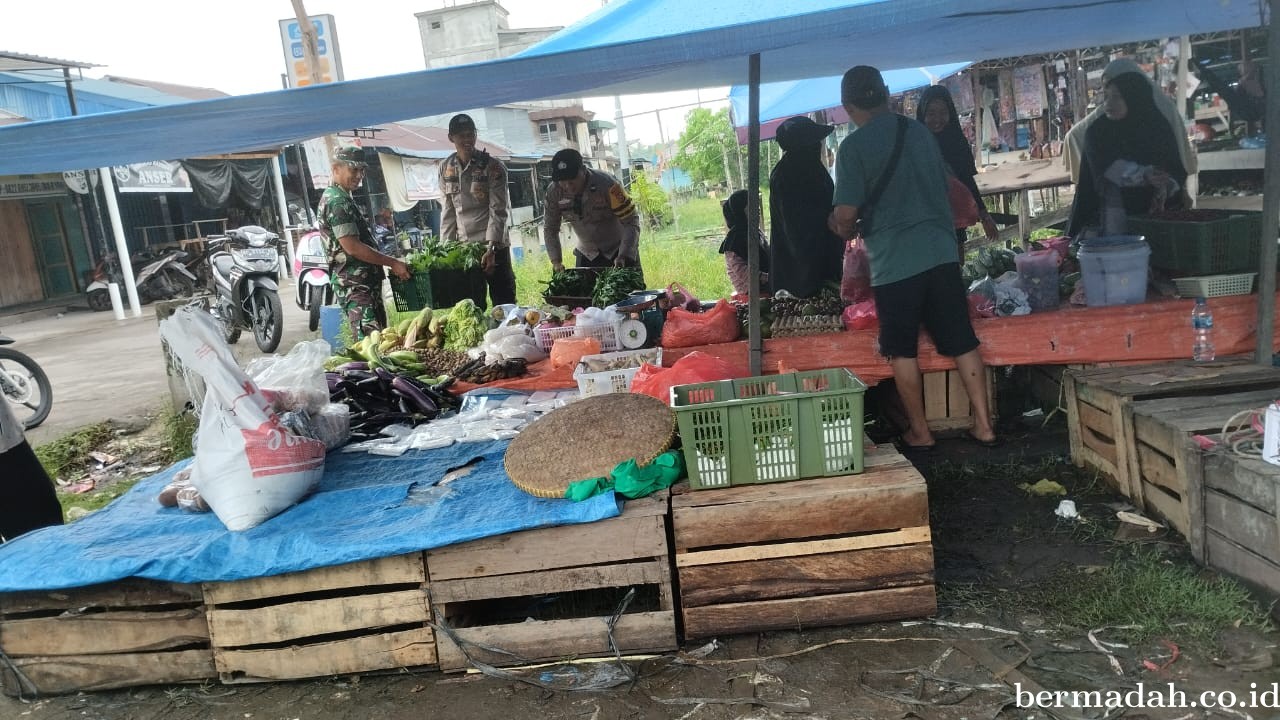 TNI-POLRI Ajak Pedagang Pasar Tradisional Dukung Pilkada Damai 2024