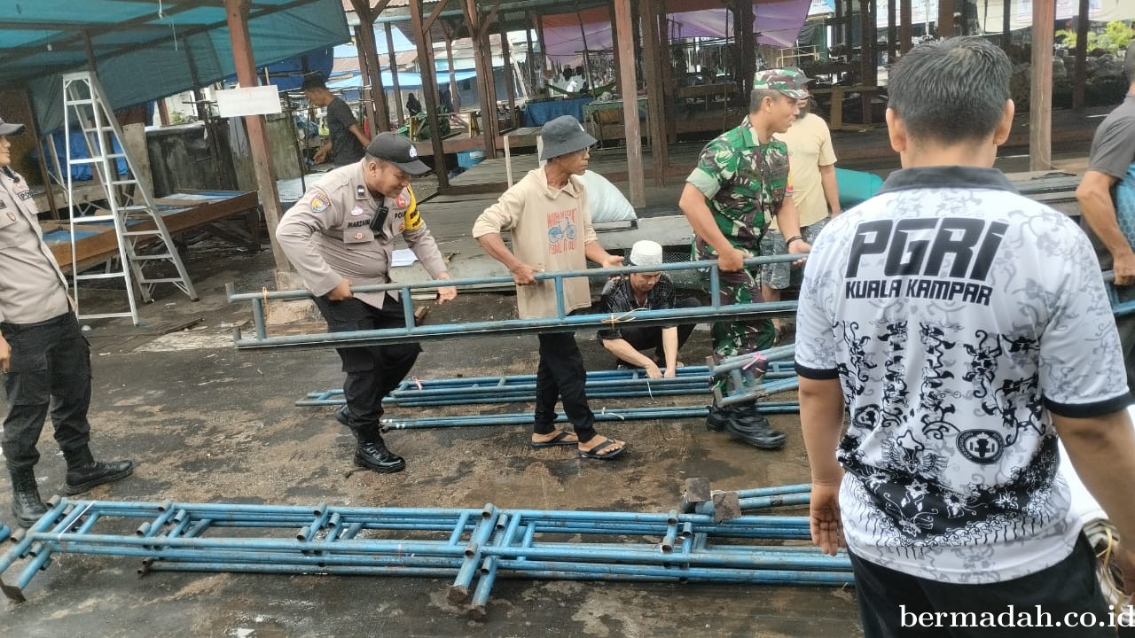 Sinergitas TNI-Polri Gelar Gotong Royong Bongkar Pasang Tenda Hajatan Masyarakat