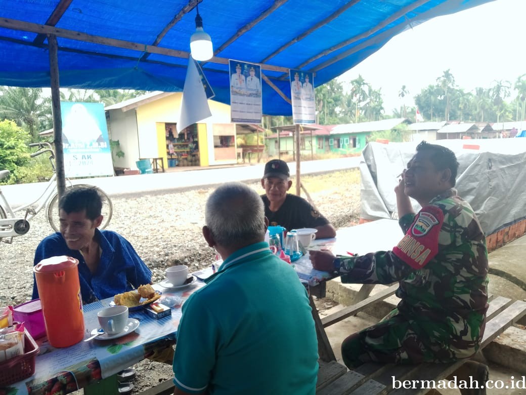 Sabtu 2 November, Babinsa Koramil 02/Sungai Apit Patroli dan Sosialisasi Pilkada Damai