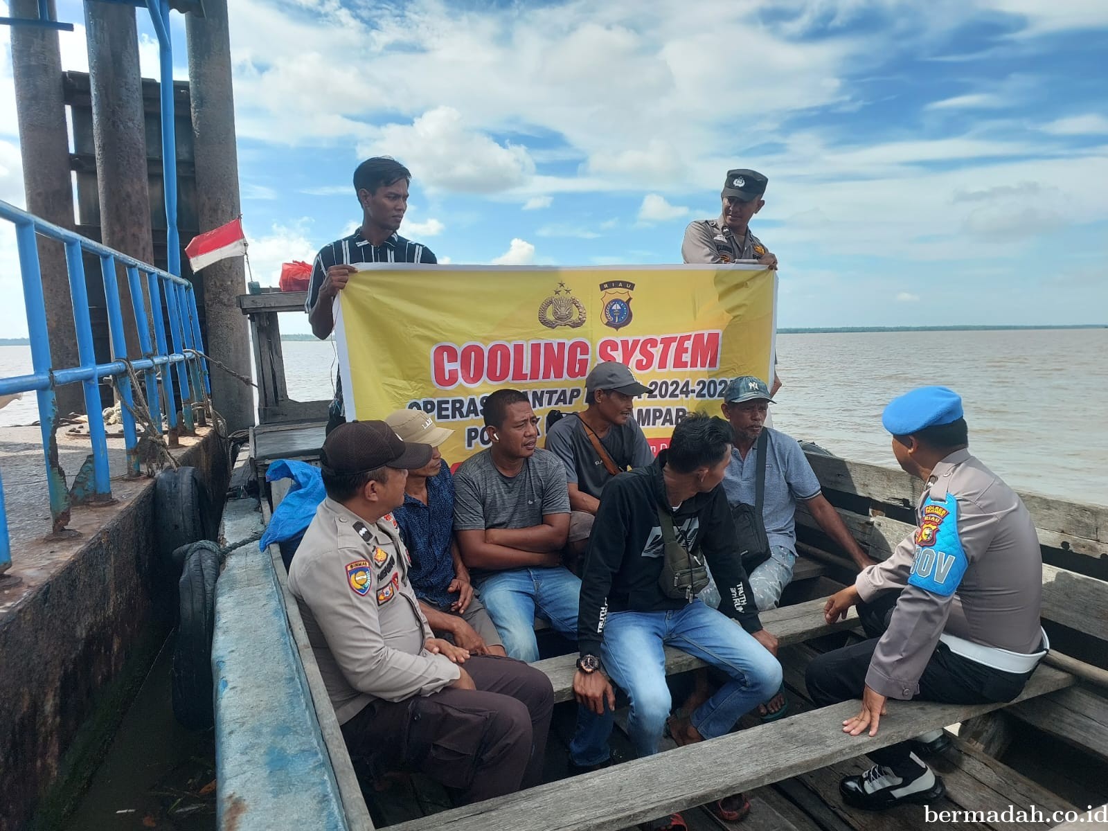 Polsek Kuala Kampar Kampanyekan Pemilu Damai Melalui Cooling System di Kalangan Nelayan Teluk