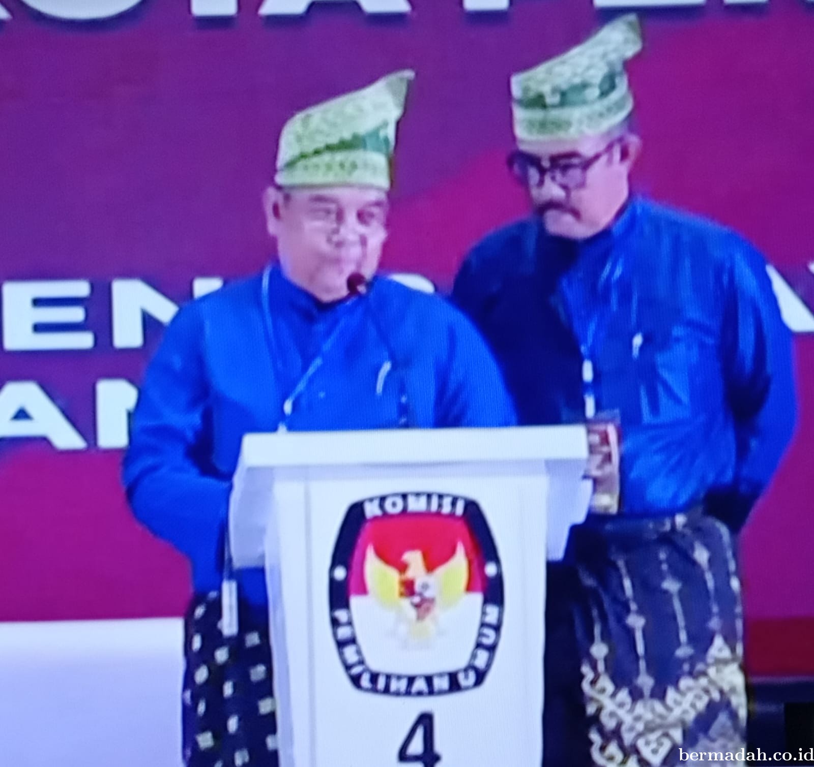 Menguasai Materi Debat, P4TEN Tampil Gagah Berbaju Melayu dan Bertanjak dengan Tenang dan Elegan