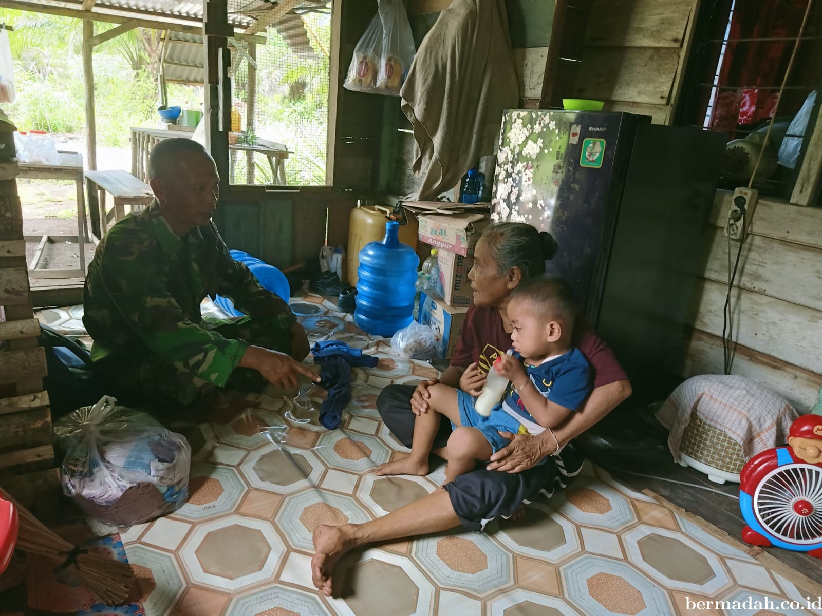 Selasa 12 November, Babinsa Koramil 02/SA Follow up/mengunjungi anak Asuh Stunting