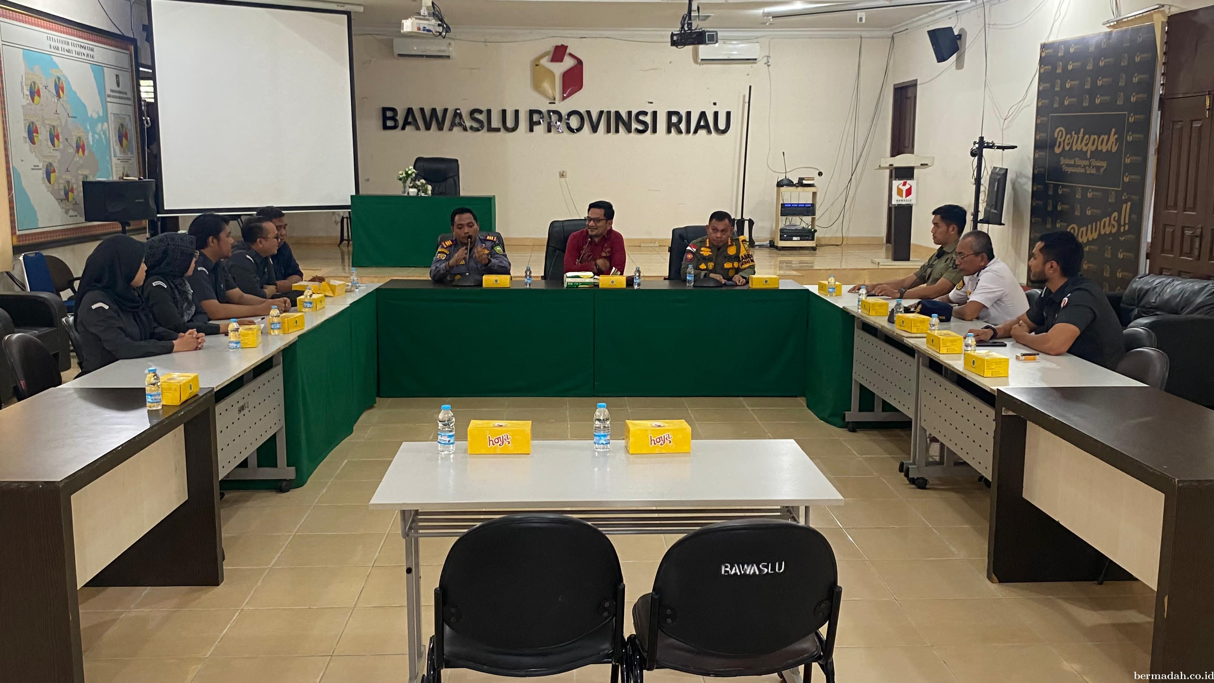 Perkuat Pengawasan, Bawaslu Riau Rakor Terkait Pengawasan Kampanye dan Alat Peraga Kampanye