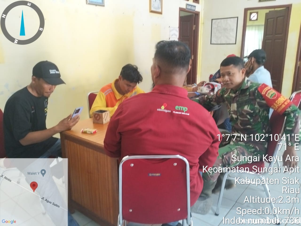 Selasa 26 November, Babinsa Koramil 02/Sungai Apit Patroli dan Sosialisasi Pilkada Damai