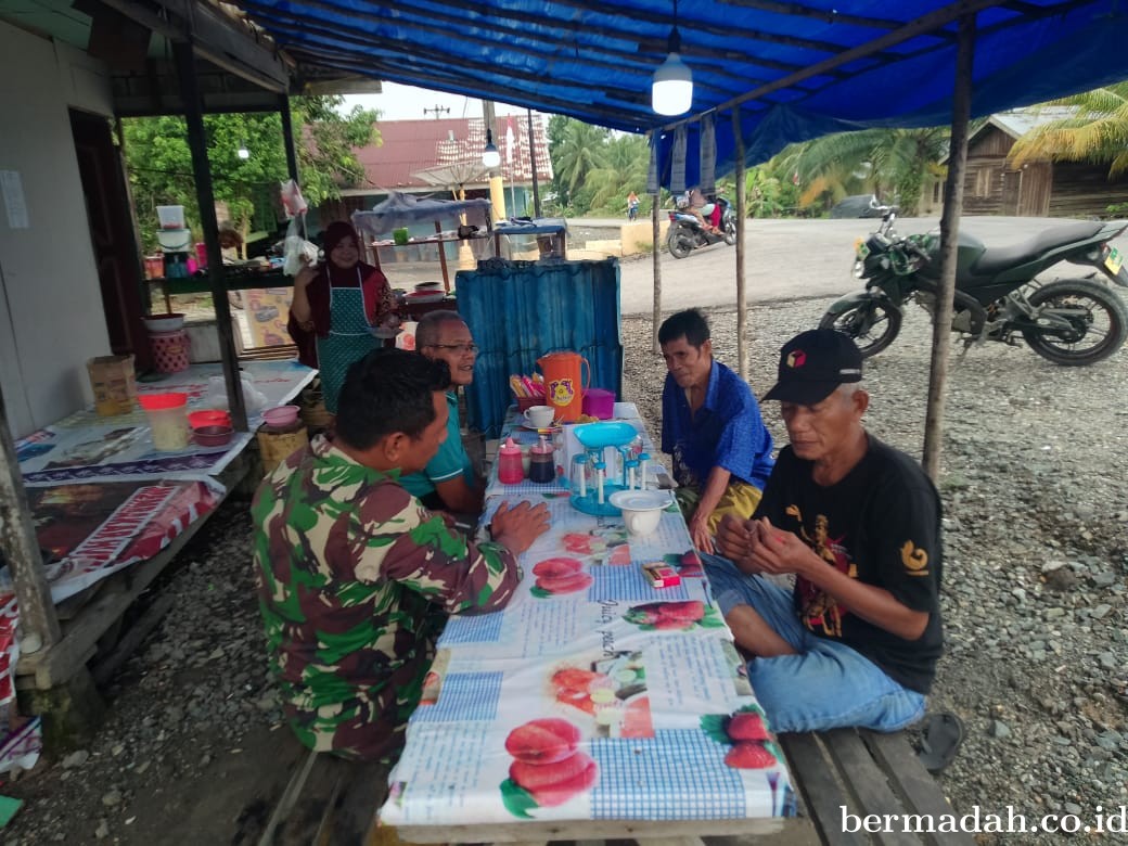 Sabtu 30 November, Babinsa Koramil 02/Sungai Apit Patroli dan Sosialisasi Pilkada Damai