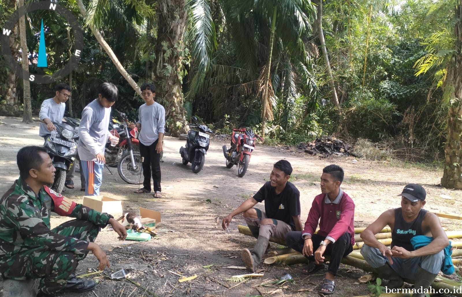 Minggu 1 Desember, Babinsa Koramil 02/Sungai Apit Patroli dan Sosialisasi Pilkada Damai