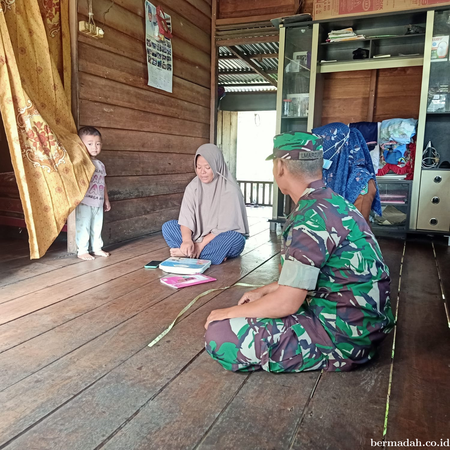 Selasa 3 Desember, Babinsa Koramil 02/SA Follow up/mengunjungi anak Asuh Stunting