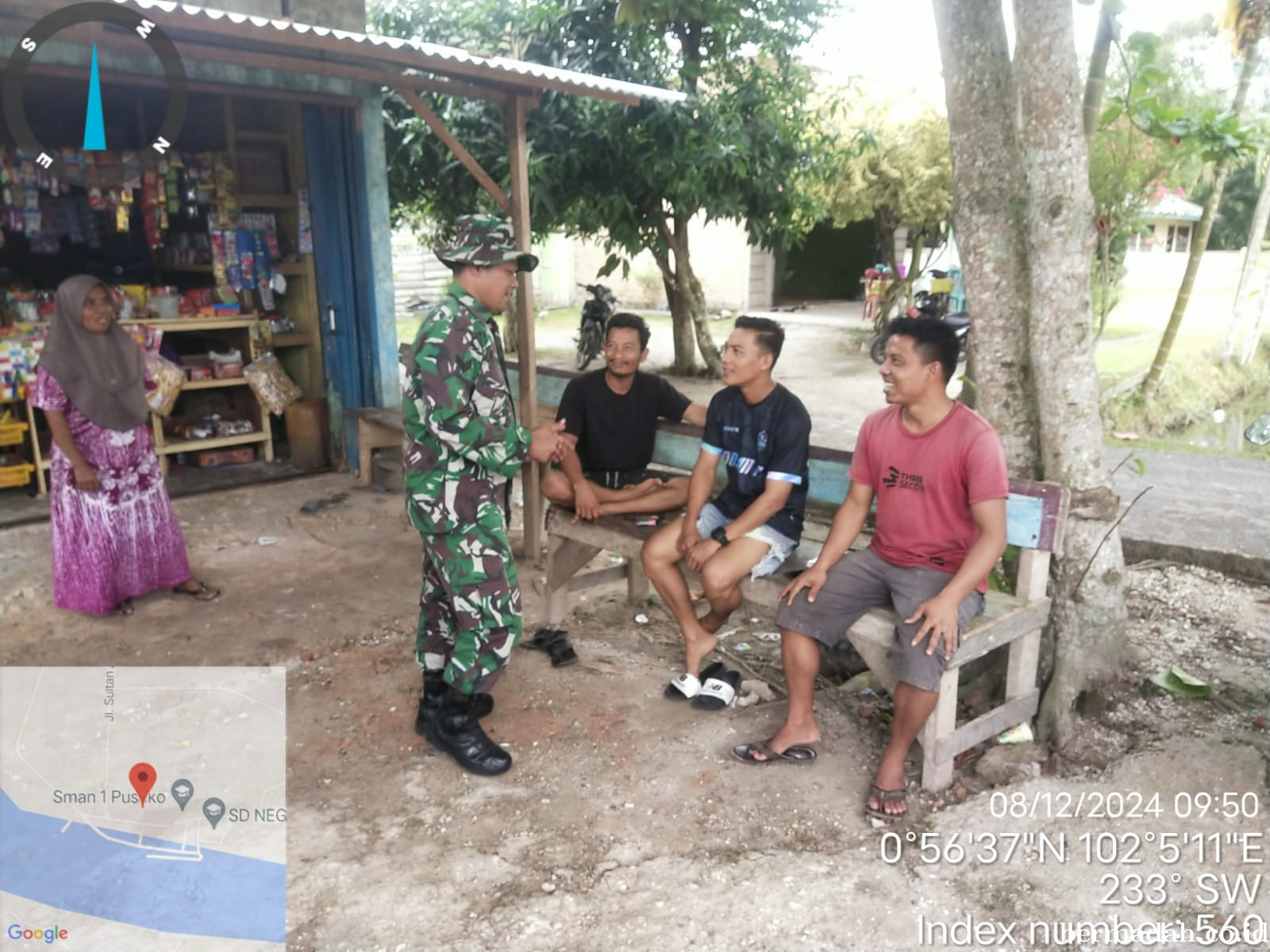 Minggu 8 Desember, Babinsa Koramil 02/Sungai Apit Patroli dan Sosialisasi Pilkada Damai
