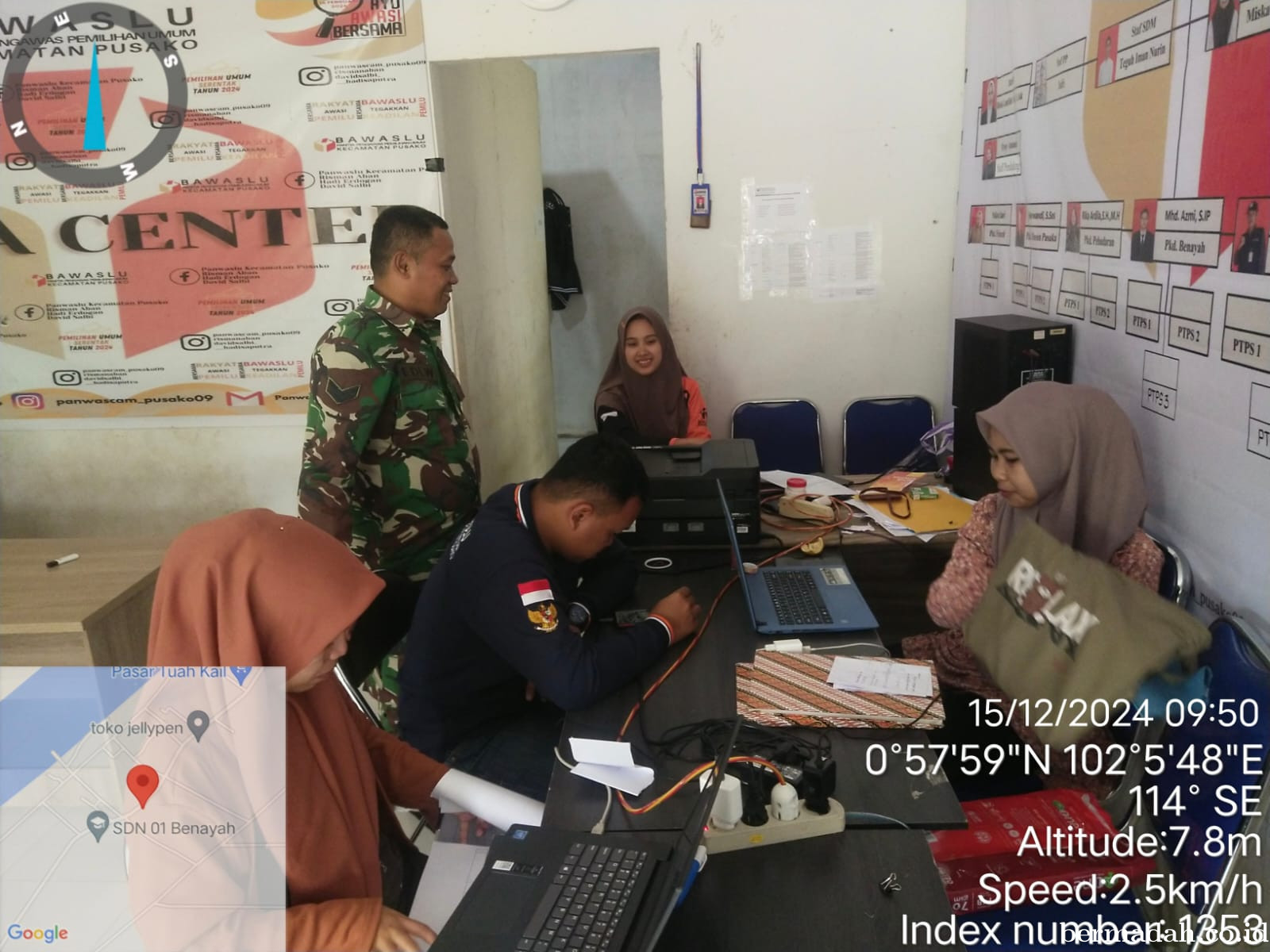 Minggu 15 Desember, Babinsa Koramil 02/Sungai Apit Patroli dan Sosialisasi Pilkada Damai