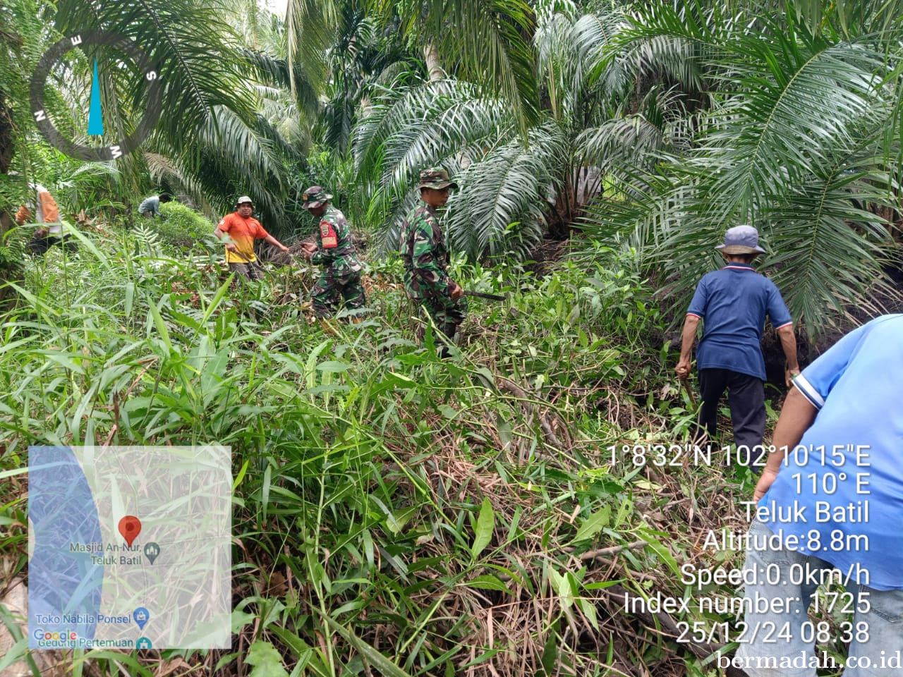 Rabu 25 Desember, Babinsa Koramil 02/Sungai Apit Gotong Royong di Kampung Teluk Batil