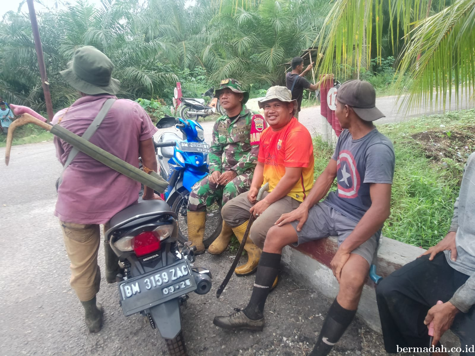 Kamis 26 Desember, Babinsa Koramil 02/Sungai Apit Patroli dan Sosialisasi Pilkada Damai