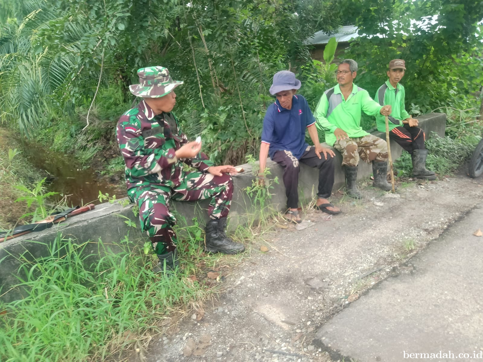 Jumat 27 Desember Babinsa Koramil 02/Sungai Apit Patroli dan Sosialisasi Pilkada Damai