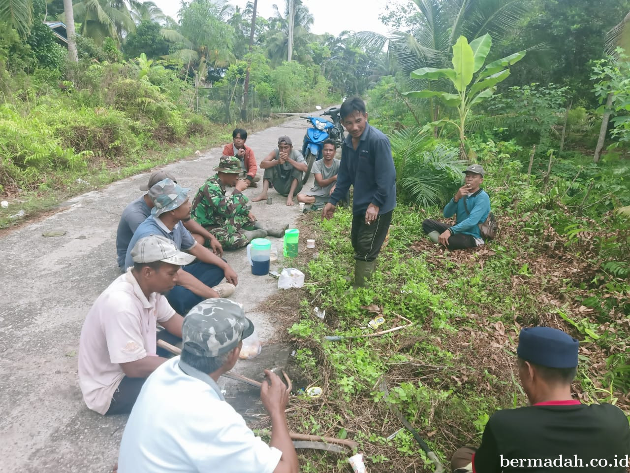 Senin 30 Desember, Babinsa Koramil 02/Sungai Apit Patroli dan Sosialisasi Pilkada Damai