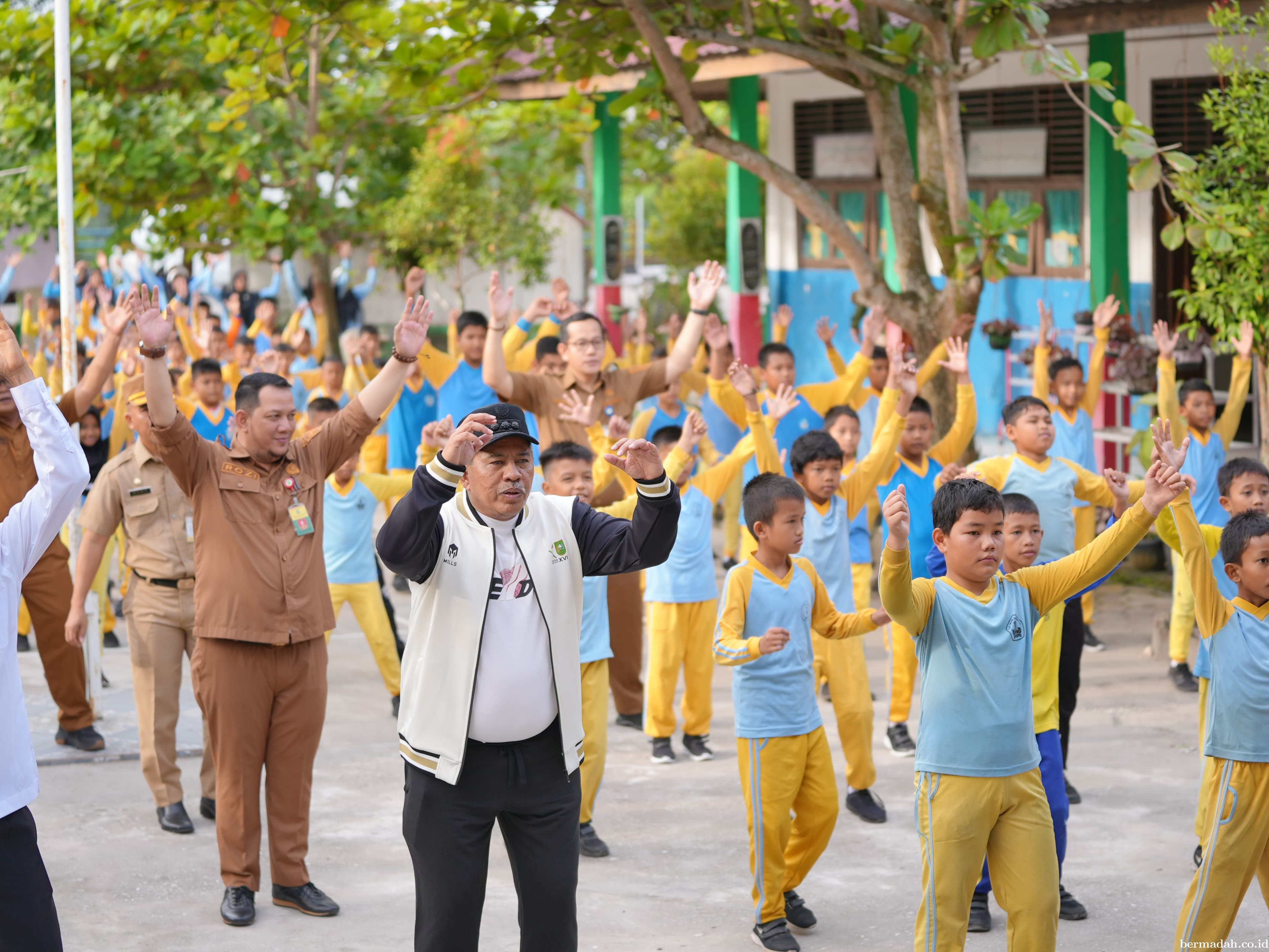 Alfedri Sambut Pelajar Perdana Masuk Sekolah Pasca Libur Panjang
