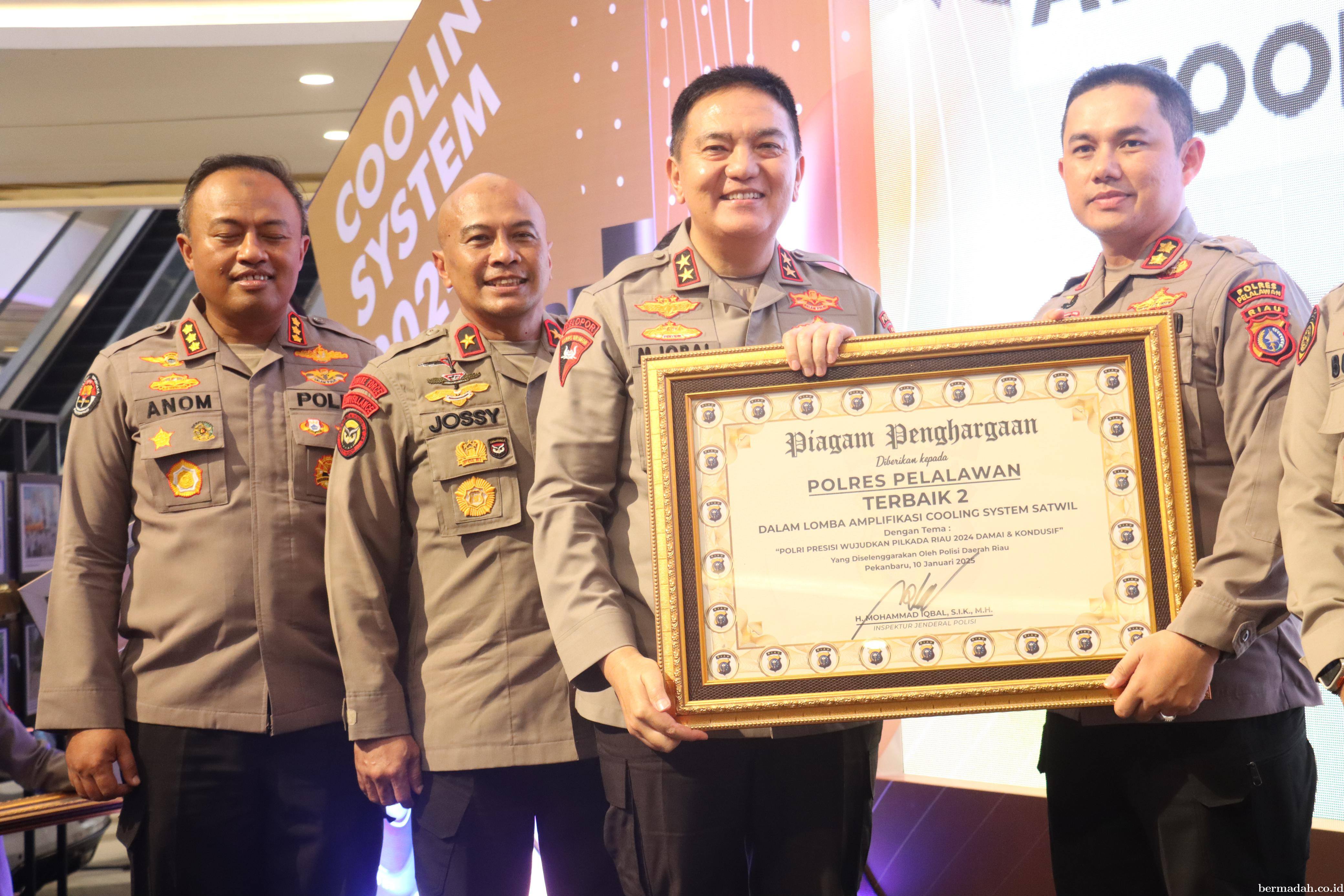 Kapolda Riau Beri Hadiah Umroh kepada Pemenang Lomba Karya Tulis Jurnalistik