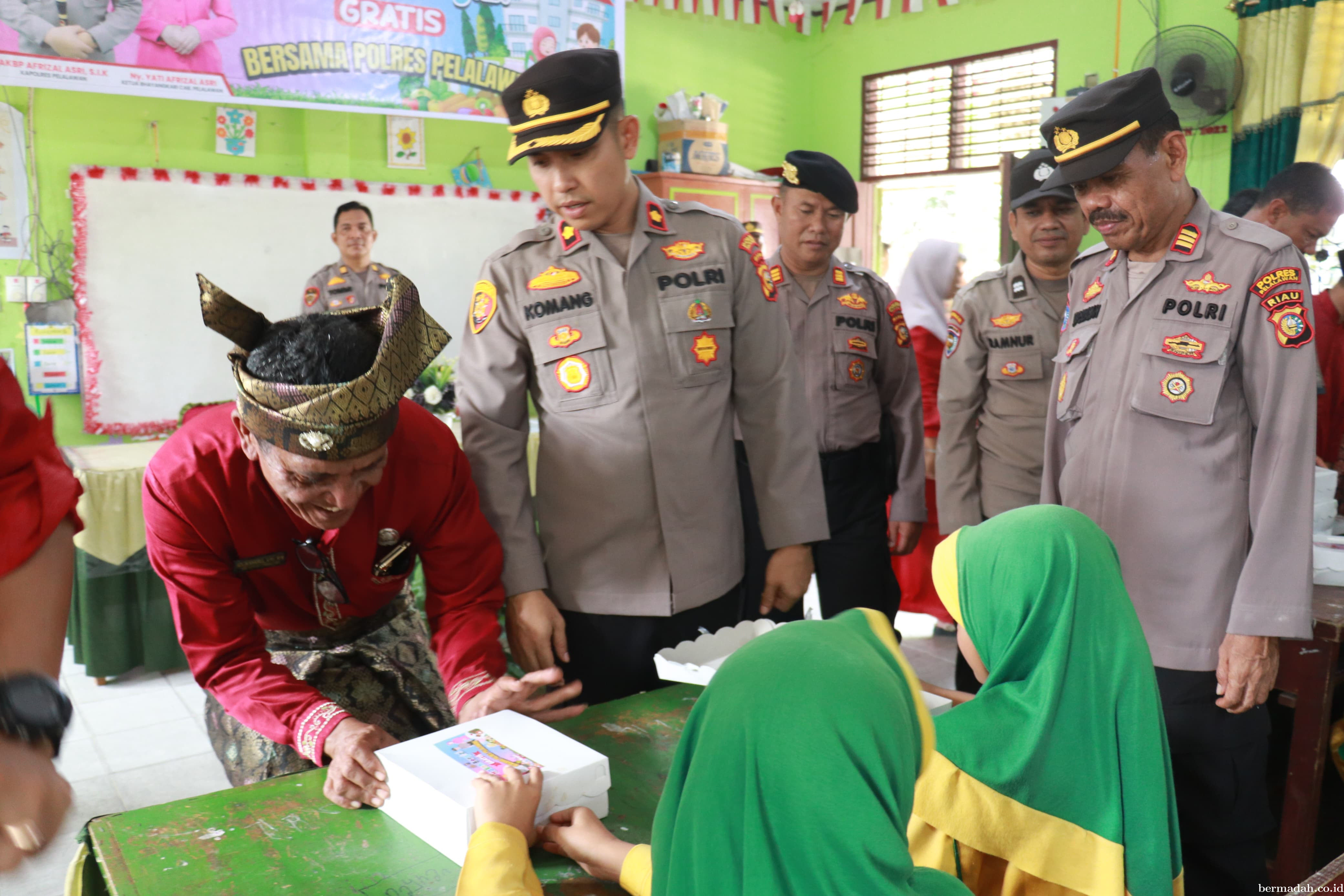 Polres Pelalawan Sukseskan Program Makan Bergizi Gratis, Bagikan 900 Kotak Nasi