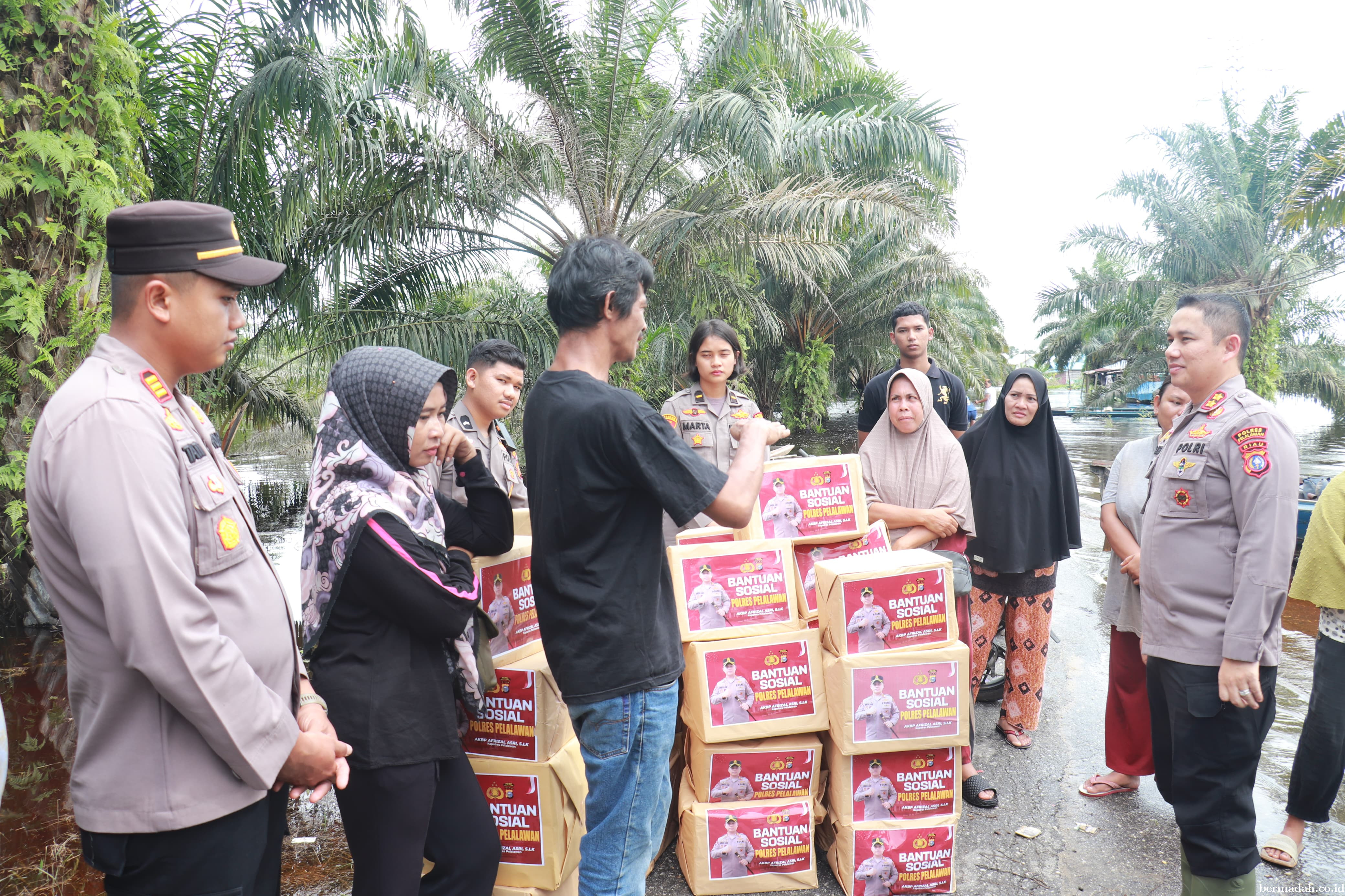 Kapolres Pelalawan Salurkan Bantuan untuk Warga Terdampak Banjir di Kualo
