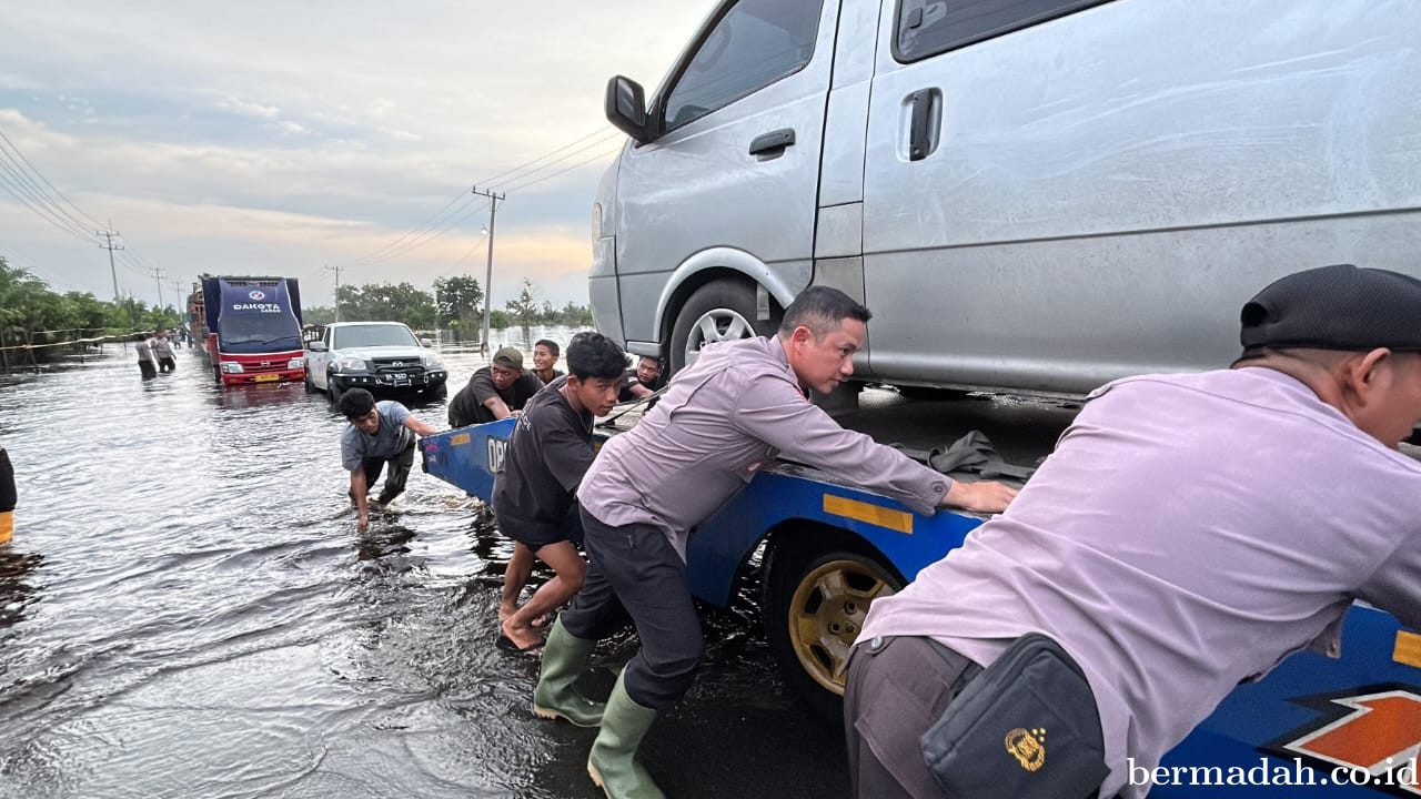 Kapolres Pelalawan dan Tim Gabungan Siaga 24 Jam Evakuasi Kendaraan di Lokasi Banjir