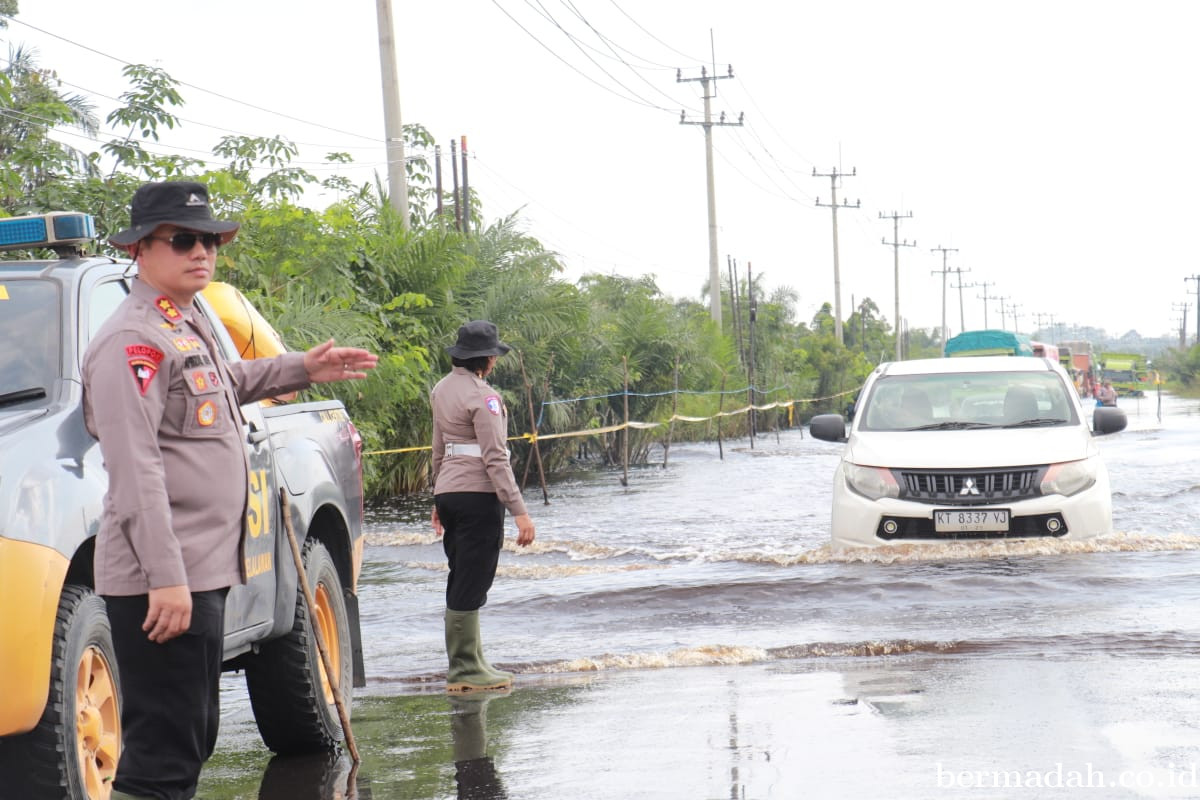 Kapolres Pelalawan Siaga 24 Jam Tangani Kemacetan Akibat Banjir di Jalan Lintas Timur