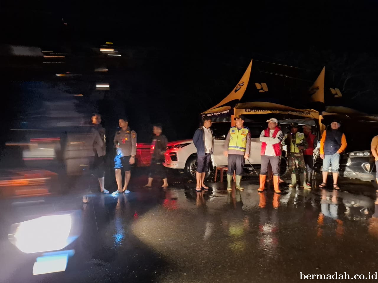 Pantau Banjir, Kapolres dan Bupati Pelalawan Tinjau Langsung Jalan Lintas Timur