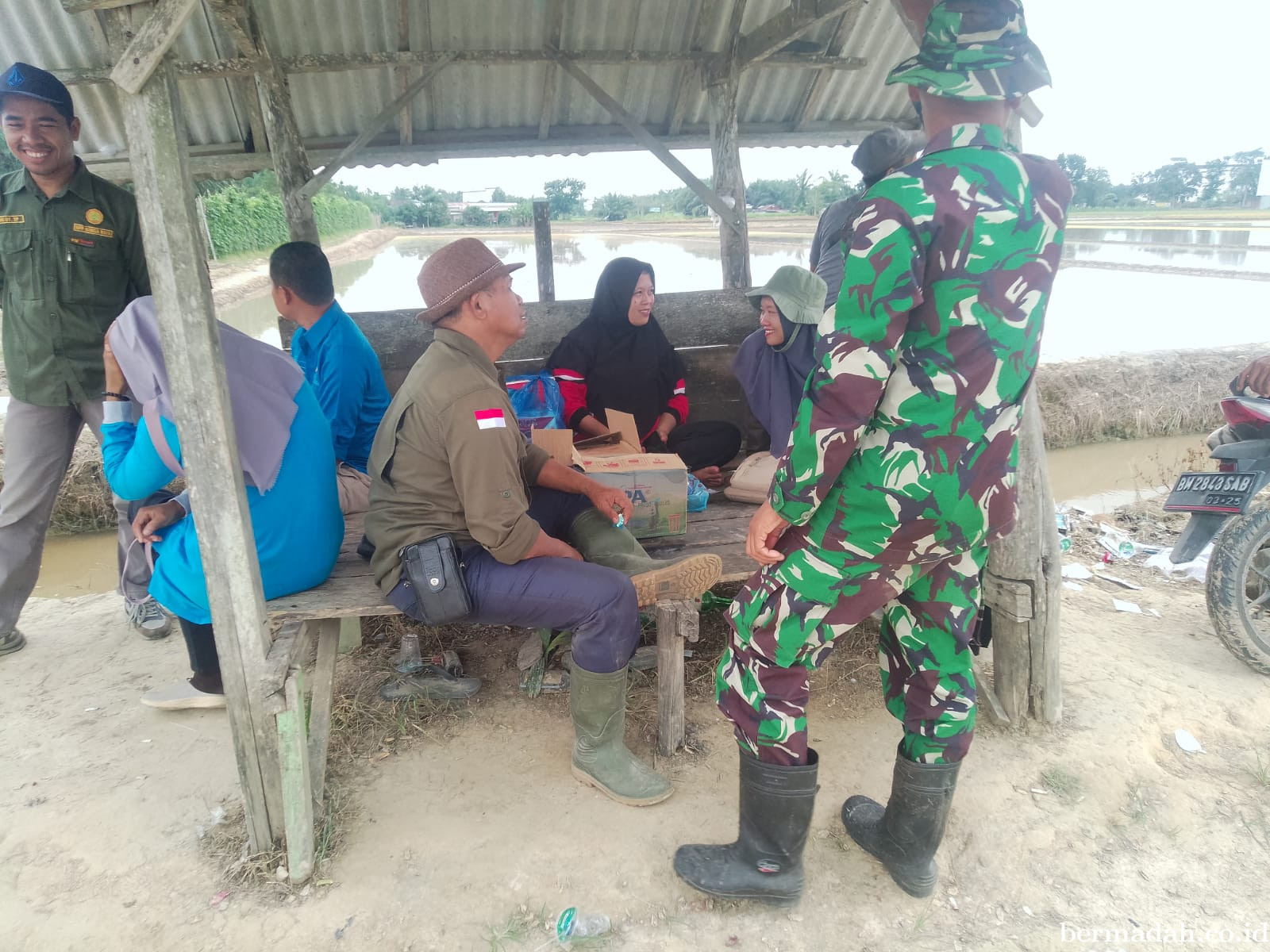 Rabu 29 Januari Babinsa Koramil 02/Sungai Apit Patroli dan Sosialisasi Pilkada Damai