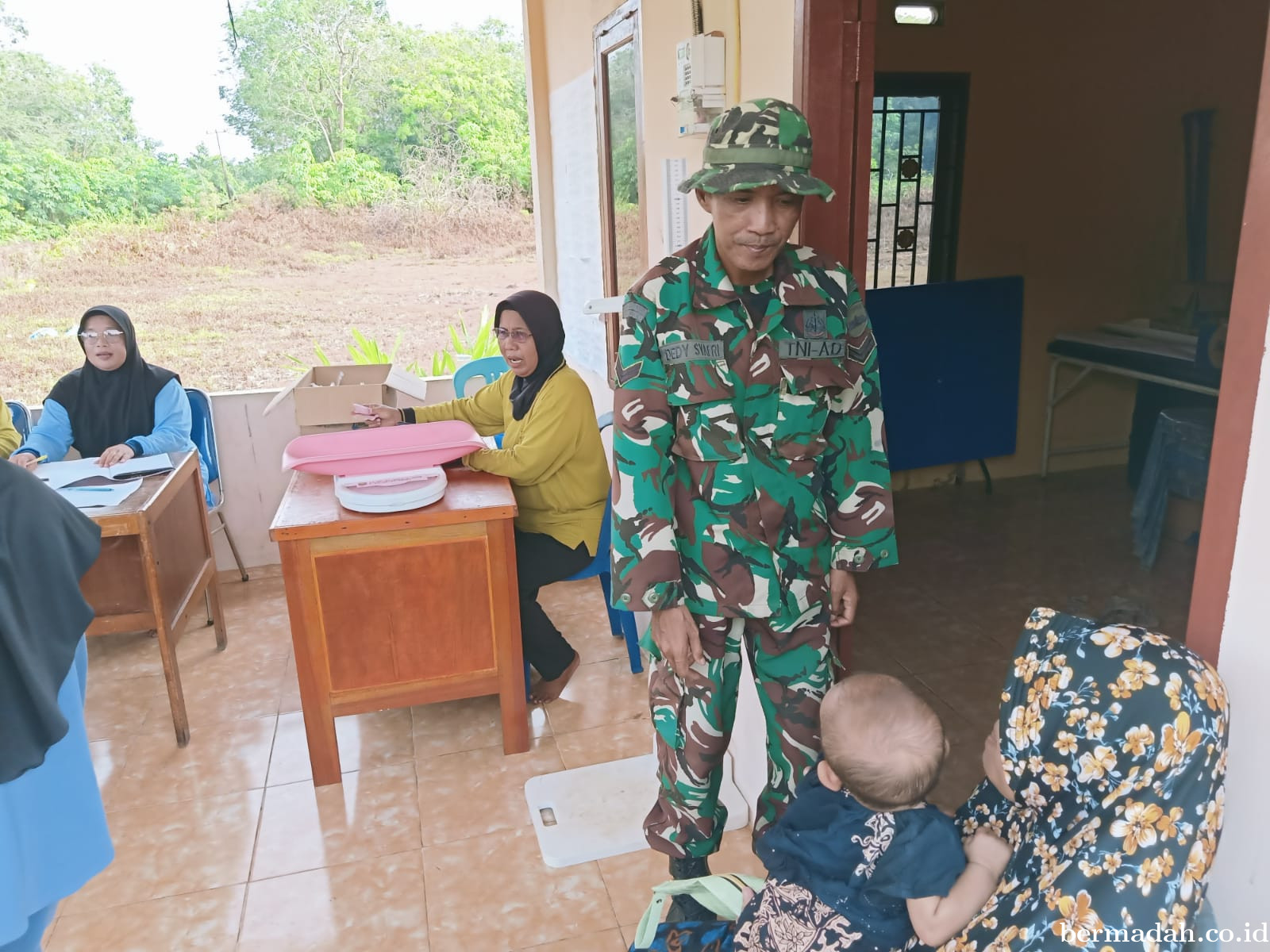 Selasa 7 Februari, Babinsa Koramil 02/SA Follow up/mengunjungi anak Asuh Stunting