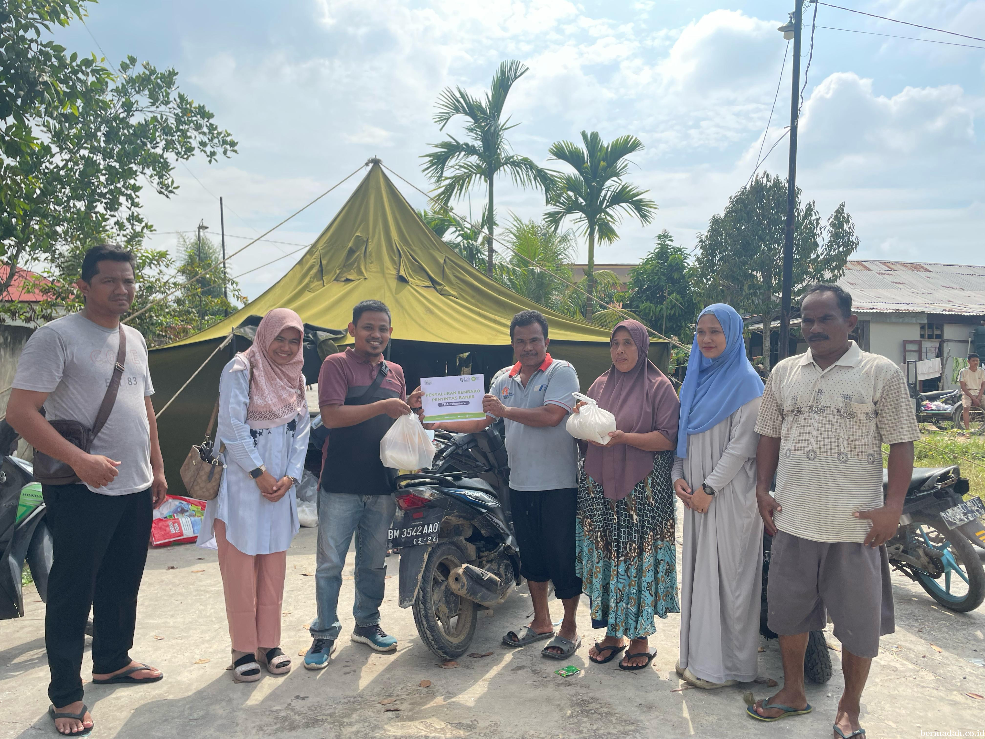IZI Perwakilan Riau dan TDA Peduli Pekanbaru 8.0 Salurkan Bantuan untuk Penyintas Banjir di Rumbai